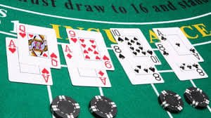 Tim sarang domino bekerja di studio kasino langsung dengan dealer profesional