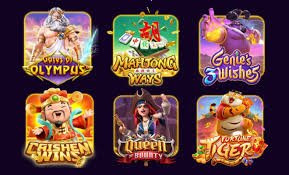 Dealer sarang domino menunjukkan hasil ketiga dadu Sic Bo di studio kasino langsung
